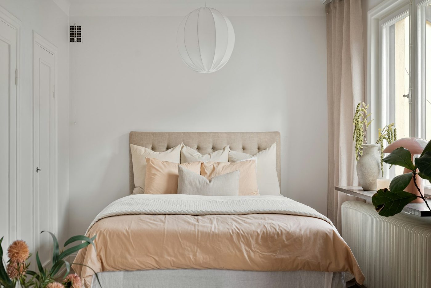 Bedroom with a bed and lamps